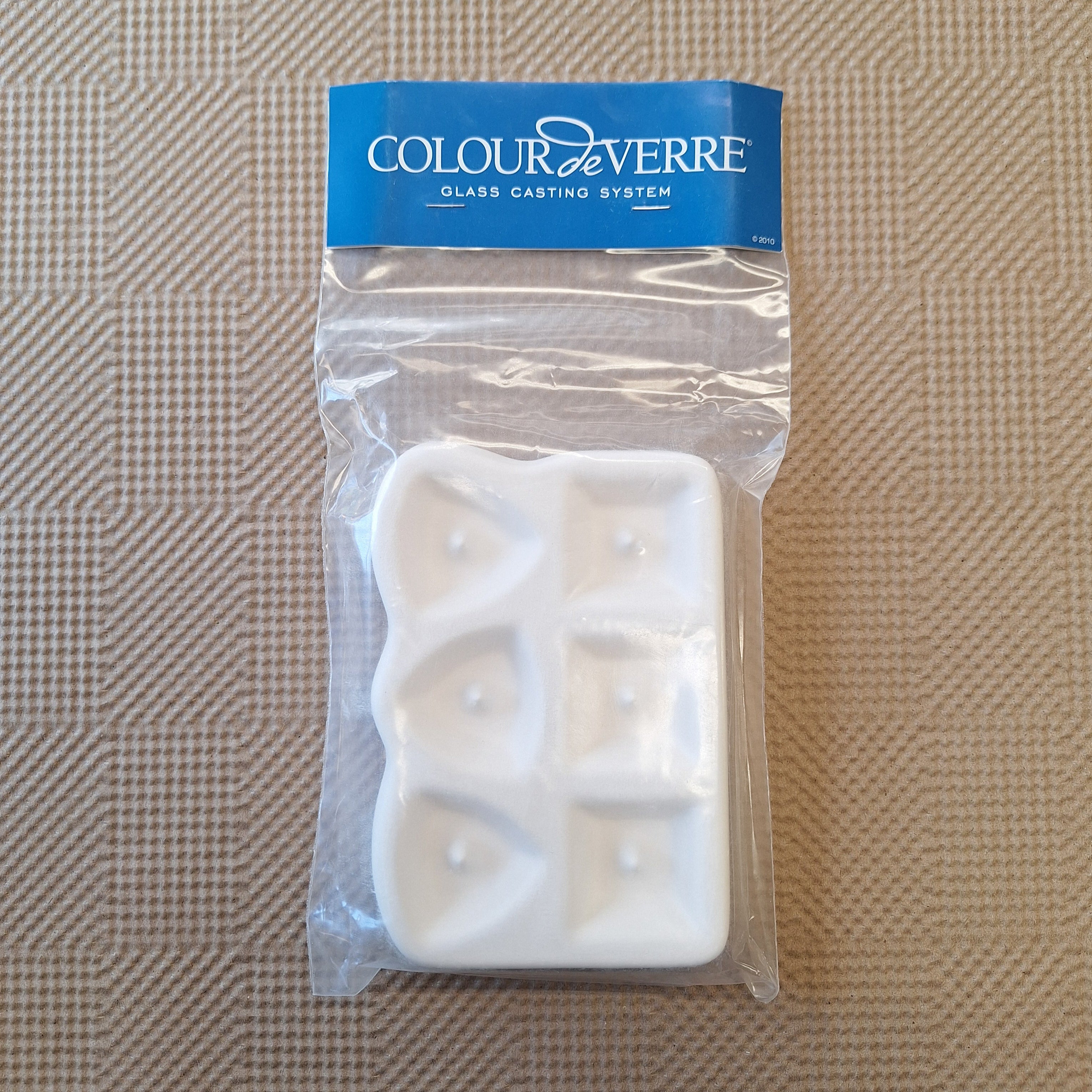 Packaged glass casting mold with 'Colour de Verre' branding on a textured brown background