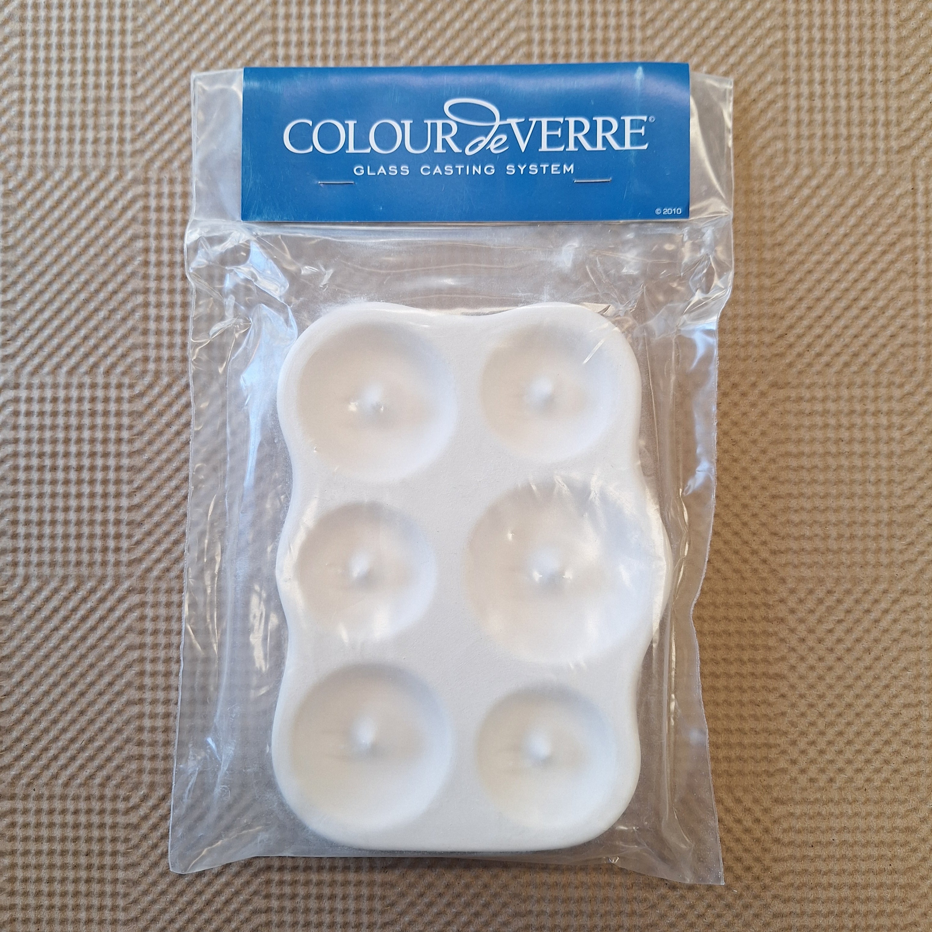 Packaged glass casting mold with 'Colour de Verre' branding on a textured brown background